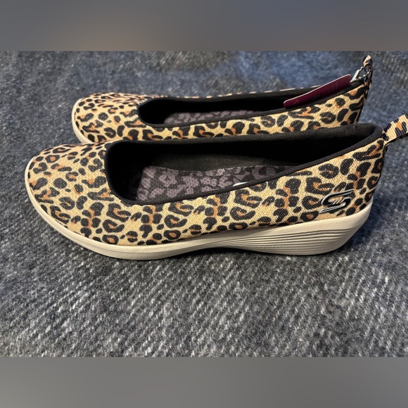 Skechers Memory Foam Air Cooled Leopard Slip On Size 8 NWT - Picture 3 of 8